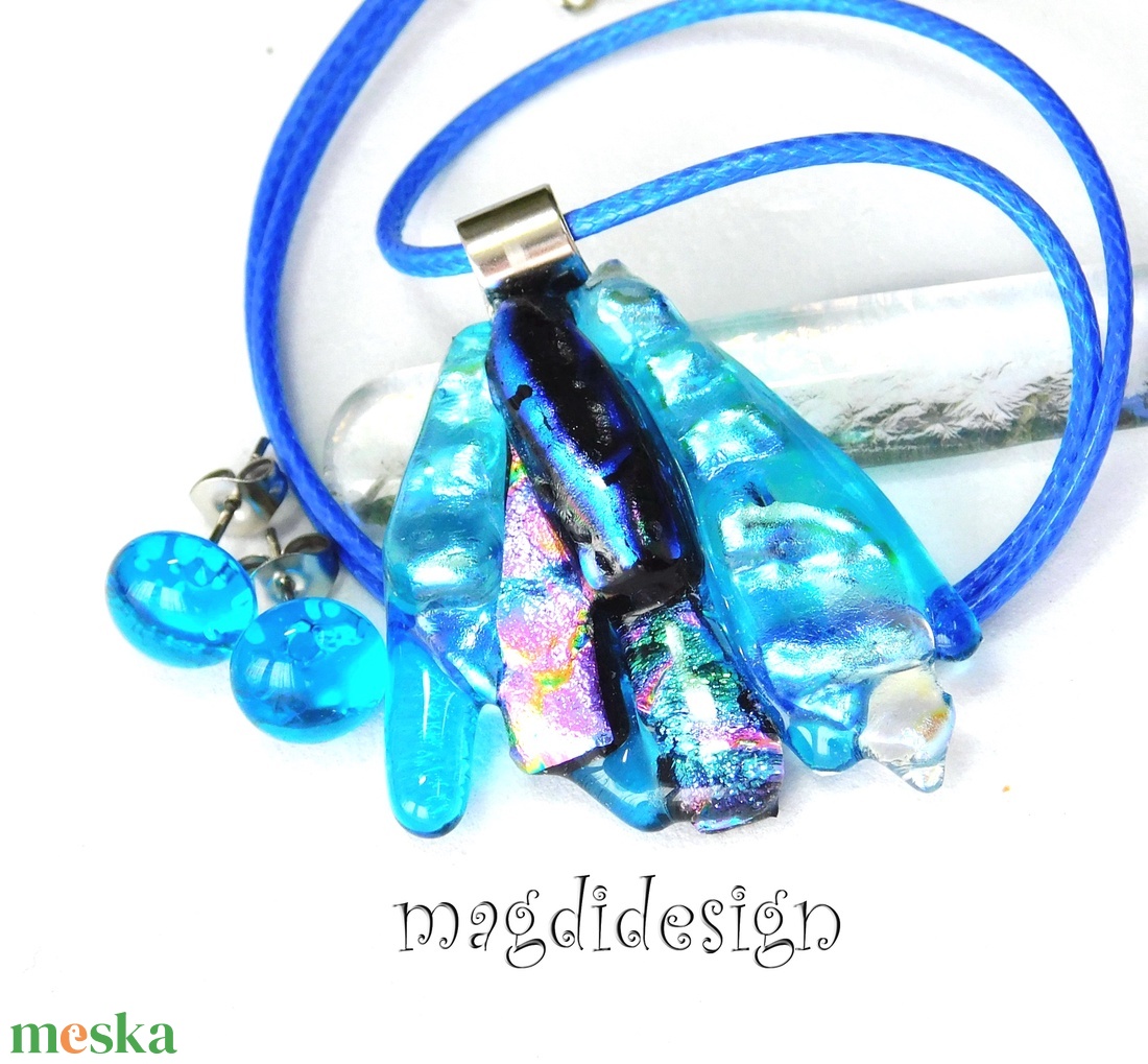 Égszínkék borzaska dichroic üvegékszer szett nyaklánc stiftes fülbevaló - ékszer - ékszerszett - Meska.hu Égszínkék borzaska dichroic üvegékszer szett nyaklánc stiftes fülbevaló - ékszer - ékszerszett - Meska.hu