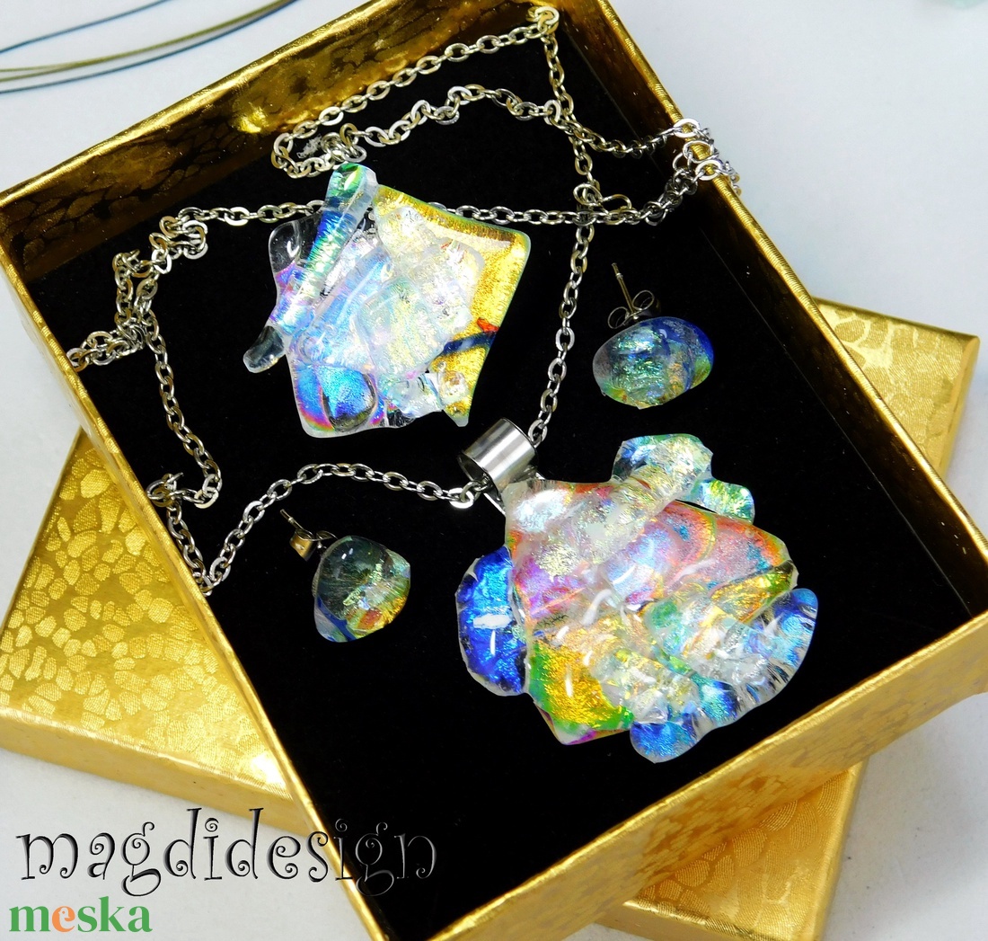 Szivárványos borzaska dichroic üvegékszer szett nyaklánc gyűrű stiftes fülbevaló - ékszer - ékszerszett - Meska.hu Szivárványos borzaska dichroic üvegékszer szett nyaklánc gyűrű stiftes fülbevaló - ékszer - ékszerszett - Meska.hu