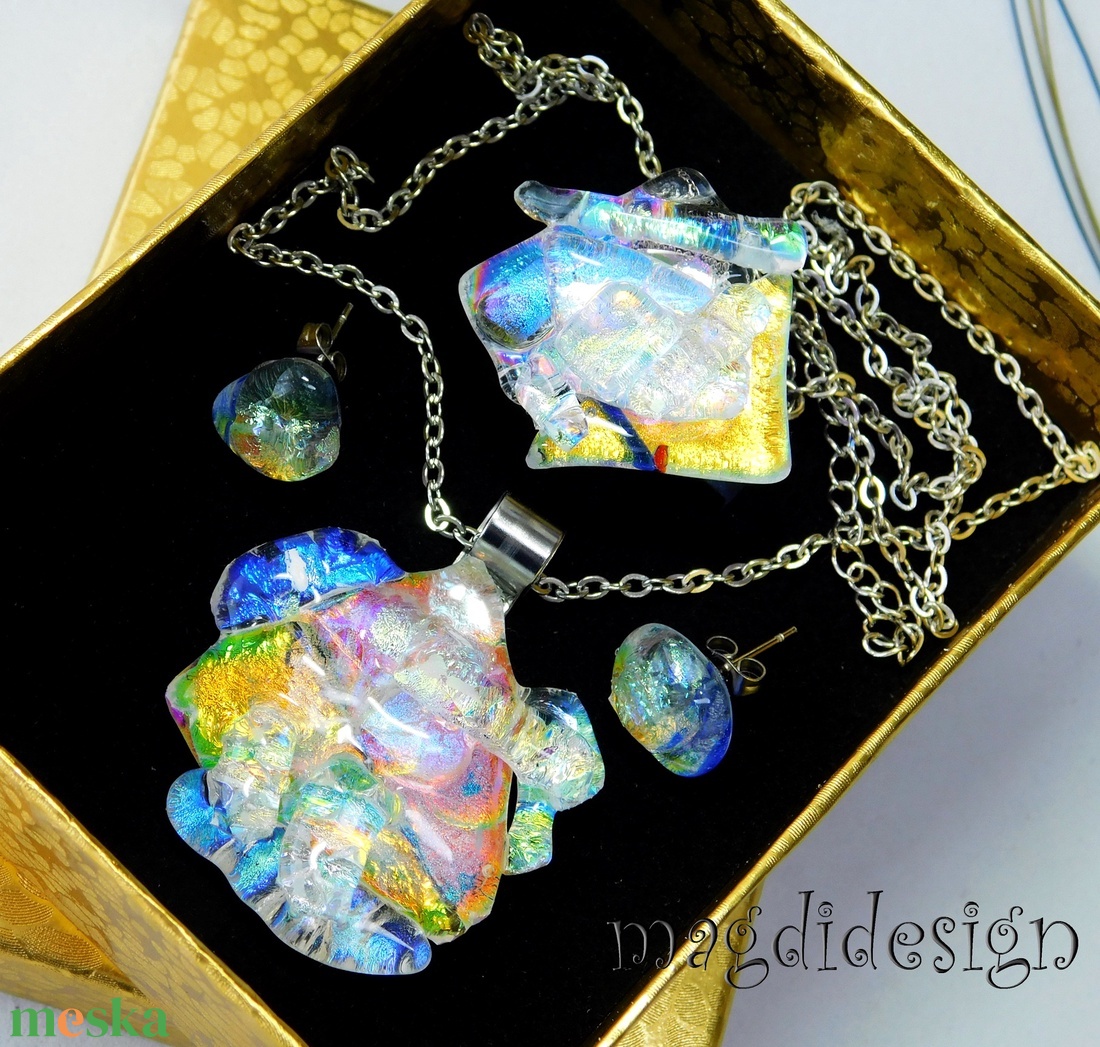 Szivárványos borzaska dichroic üvegékszer szett nyaklánc gyűrű stiftes fülbevaló - ékszer - ékszerszett - Meska.hu Szivárványos borzaska dichroic üvegékszer szett nyaklánc gyűrű stiftes fülbevaló - ékszer - ékszerszett - Meska.hu