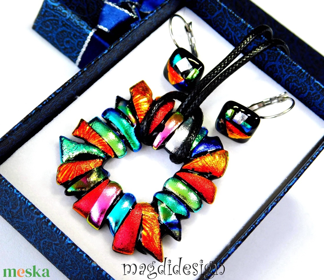 Csillogó dichroic üvegékszer szett nyaklánc kapcsos fülbevaló - ékszer - ékszerszett - Meska.hu Csillogó dichroic üvegékszer szett nyaklánc kapcsos fülbevaló - ékszer - ékszerszett - Meska.hu