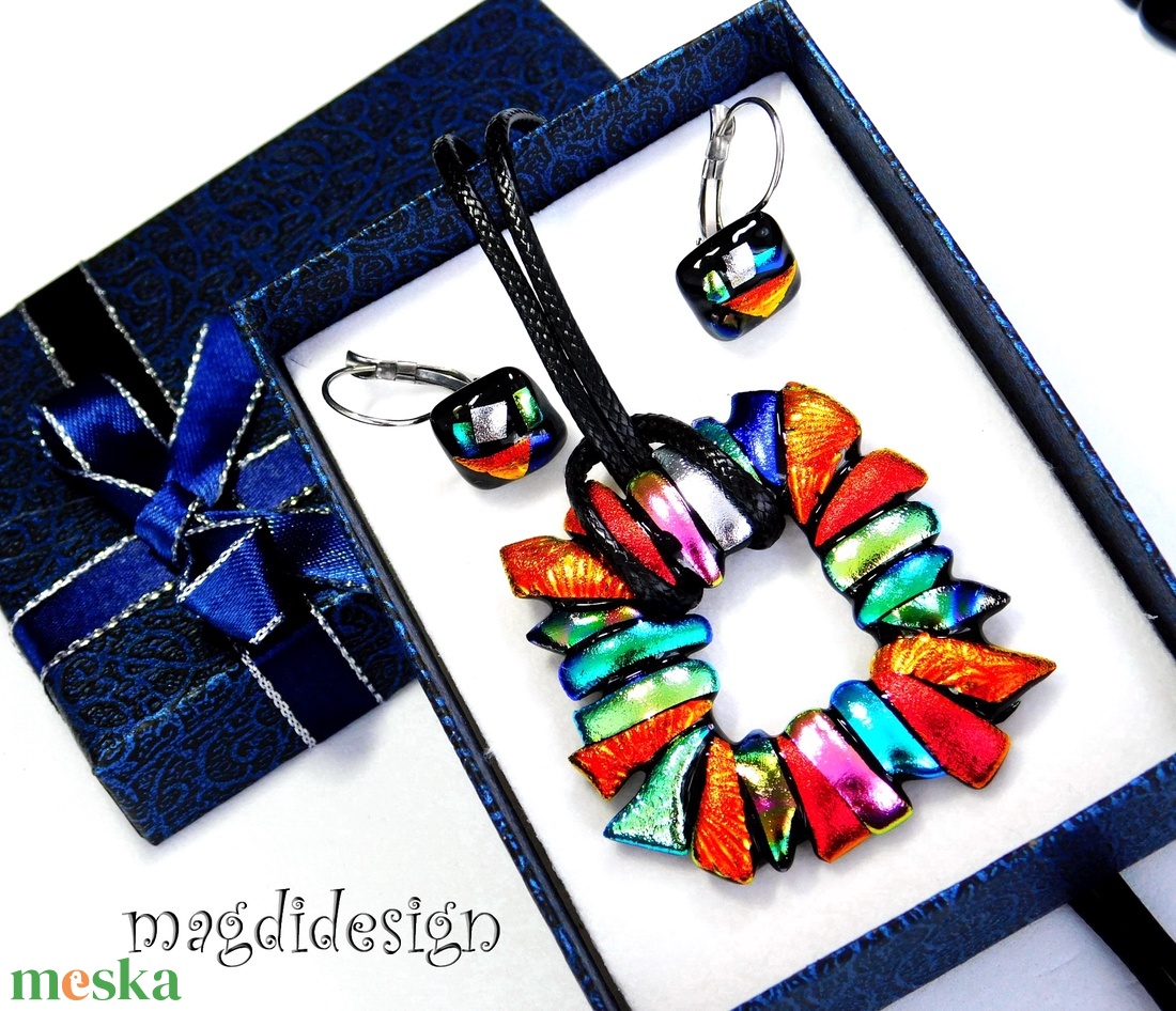 Csillogó dichroic üvegékszer szett nyaklánc kapcsos fülbevaló - ékszer - ékszerszett - Meska.hu Csillogó dichroic üvegékszer szett nyaklánc kapcsos fülbevaló - ékszer - ékszerszett - Meska.hu