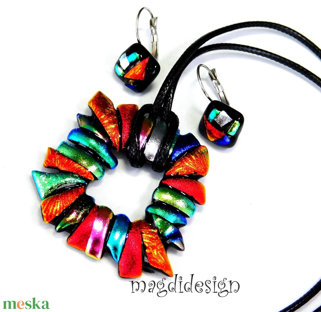 Csillogó dichroic üvegékszer szett nyaklánc kapcsos fülbevaló - ékszer - ékszerszett - Meska.hu Csillogó dichroic üvegékszer szett nyaklánc kapcsos fülbevaló - ékszer - ékszerszett - Meska.hu