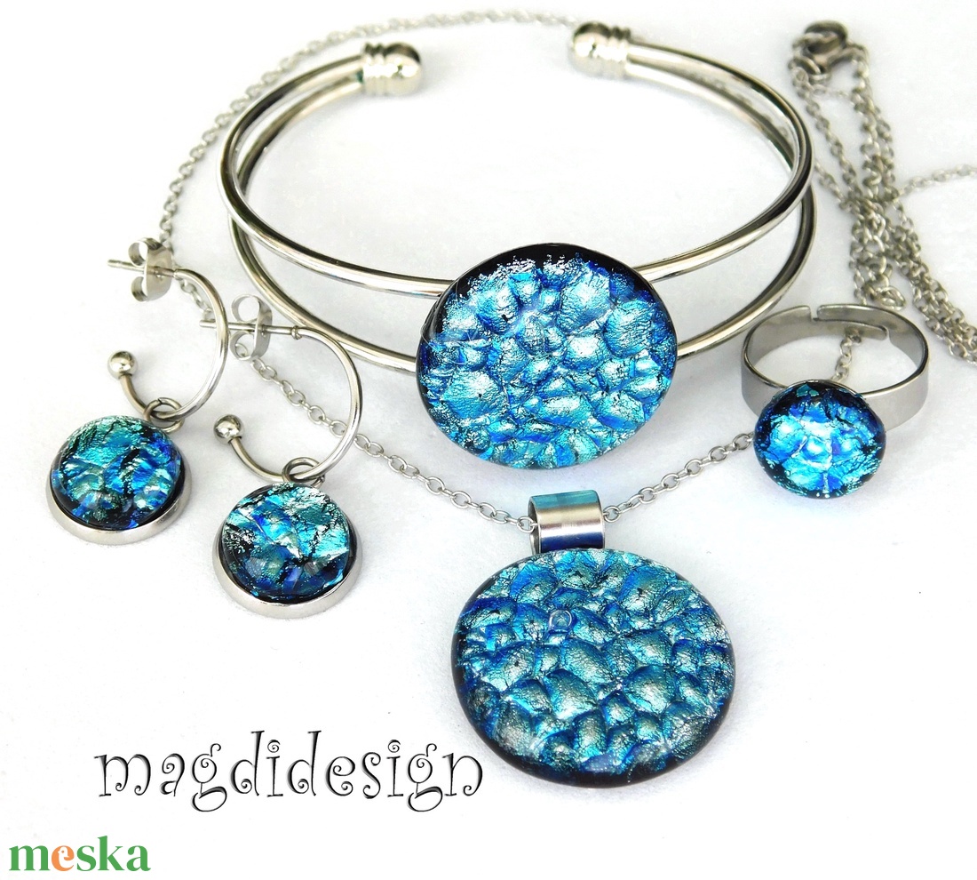 Ezüstös kék dichroic üvegékszer szett nyaklánc, karkötő, stiftes fülbevaló - ékszer - ékszerszett - Meska.hu Ezüstös kék dichroic üvegékszer szett nyaklánc, karkötő, stiftes fülbevaló - ékszer - ékszerszett - Meska.hu