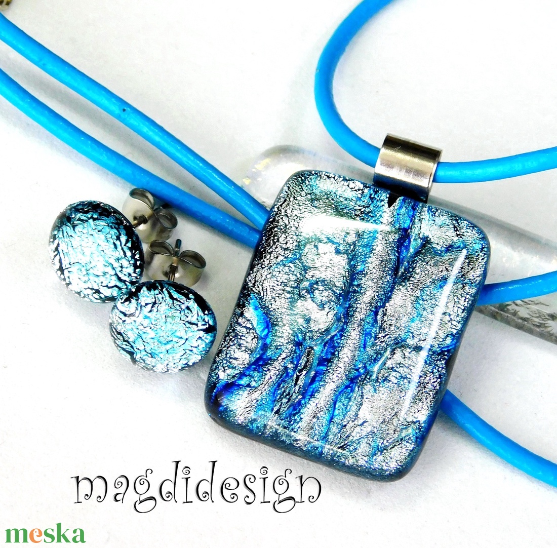 Ezüst-kék hullámzás dichroic üvegékszer szett nyaklánc stiftes fülbevaló - ékszer - ékszerszett - Meska.hu Ezüst-kék hullámzás dichroic üvegékszer szett nyaklánc stiftes fülbevaló - ékszer - ékszerszett - Meska.hu