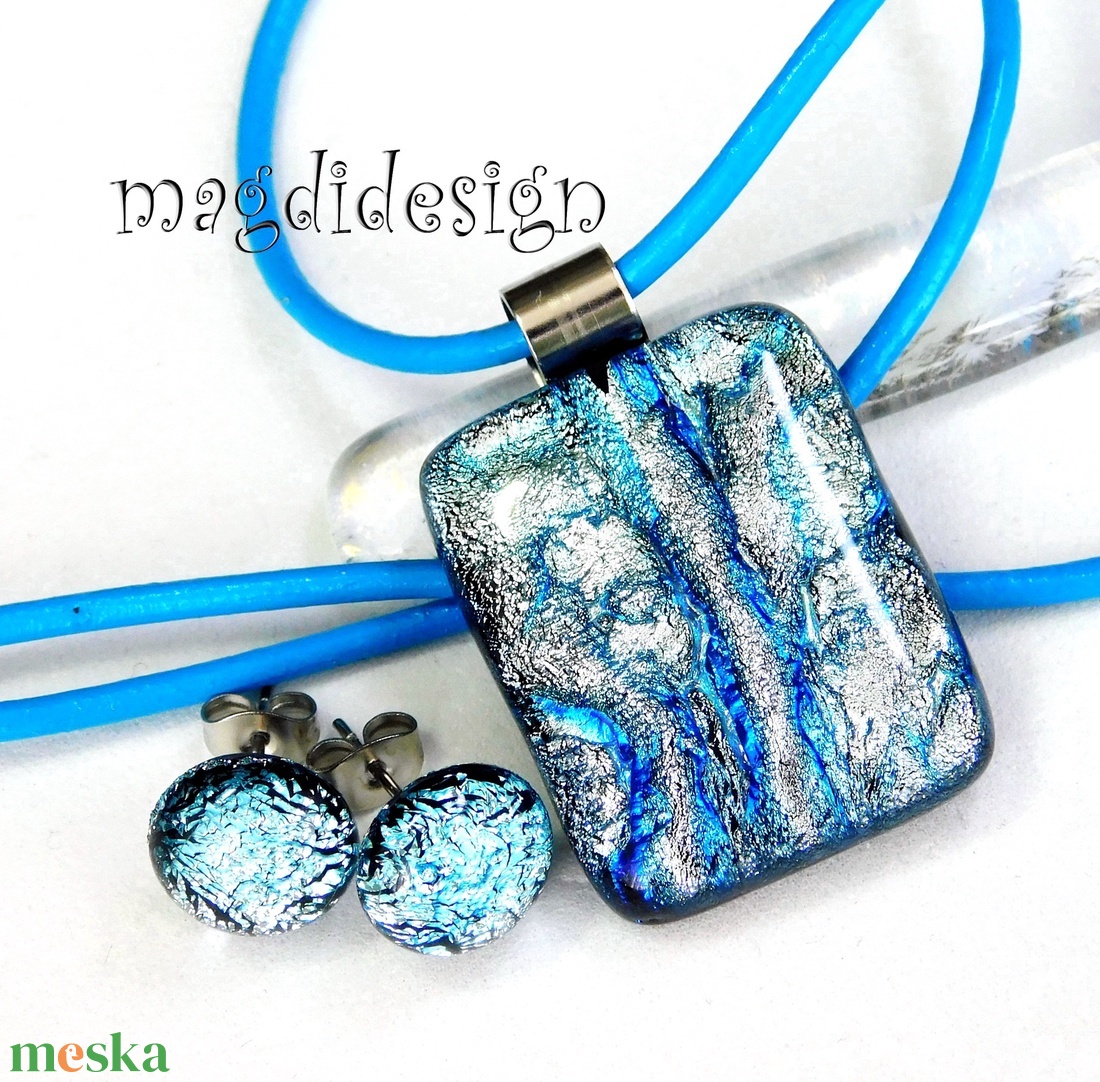 Ezüst-kék hullámzás dichroic üvegékszer szett nyaklánc stiftes fülbevaló - ékszer - ékszerszett - Meska.hu Ezüst-kék hullámzás dichroic üvegékszer szett nyaklánc stiftes fülbevaló - ékszer - ékszerszett - Meska.hu