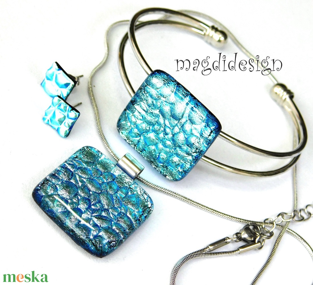 Ezüstös kék dichroic üvegékszer szett nyaklánc, karkötő, stiftes fülbevaló - ékszer - ékszerszett - Meska.hu Ezüstös kék dichroic üvegékszer szett nyaklánc, karkötő, stiftes fülbevaló - ékszer - ékszerszett - Meska.hu
