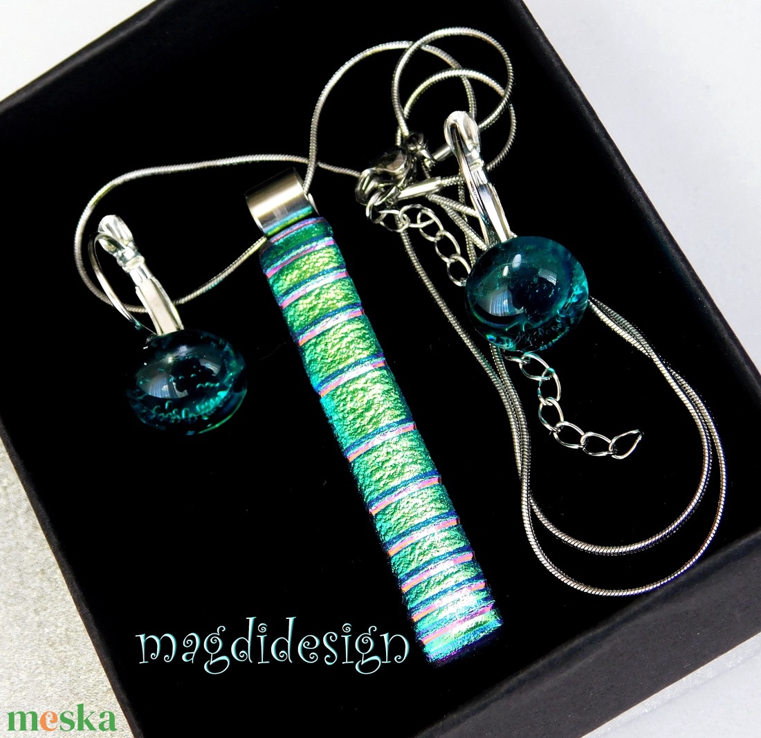 Rózsaszín csíkos dichroic üvegékszer szett nyaklánc, kapcsos fülbevaló 1 - ékszer - ékszerszett - Meska.hu Rózsaszín csíkos dichroic üvegékszer szett nyaklánc, kapcsos fülbevaló 1 - ékszer - ékszerszett - Meska.hu