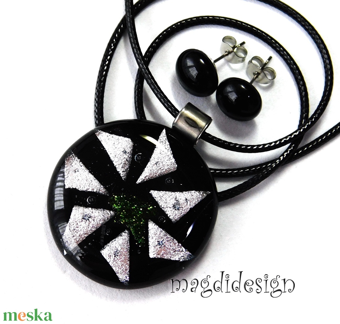 MAXI Fekete ezüst színjáték dichroic üvegékszer szett nyaklánc stiftes fülbevaló - ékszer - ékszerszett - Meska.hu MAXI Fekete ezüst színjáték dichroic üvegékszer szett nyaklánc stiftes fülbevaló - ékszer - ékszerszett - Meska.hu