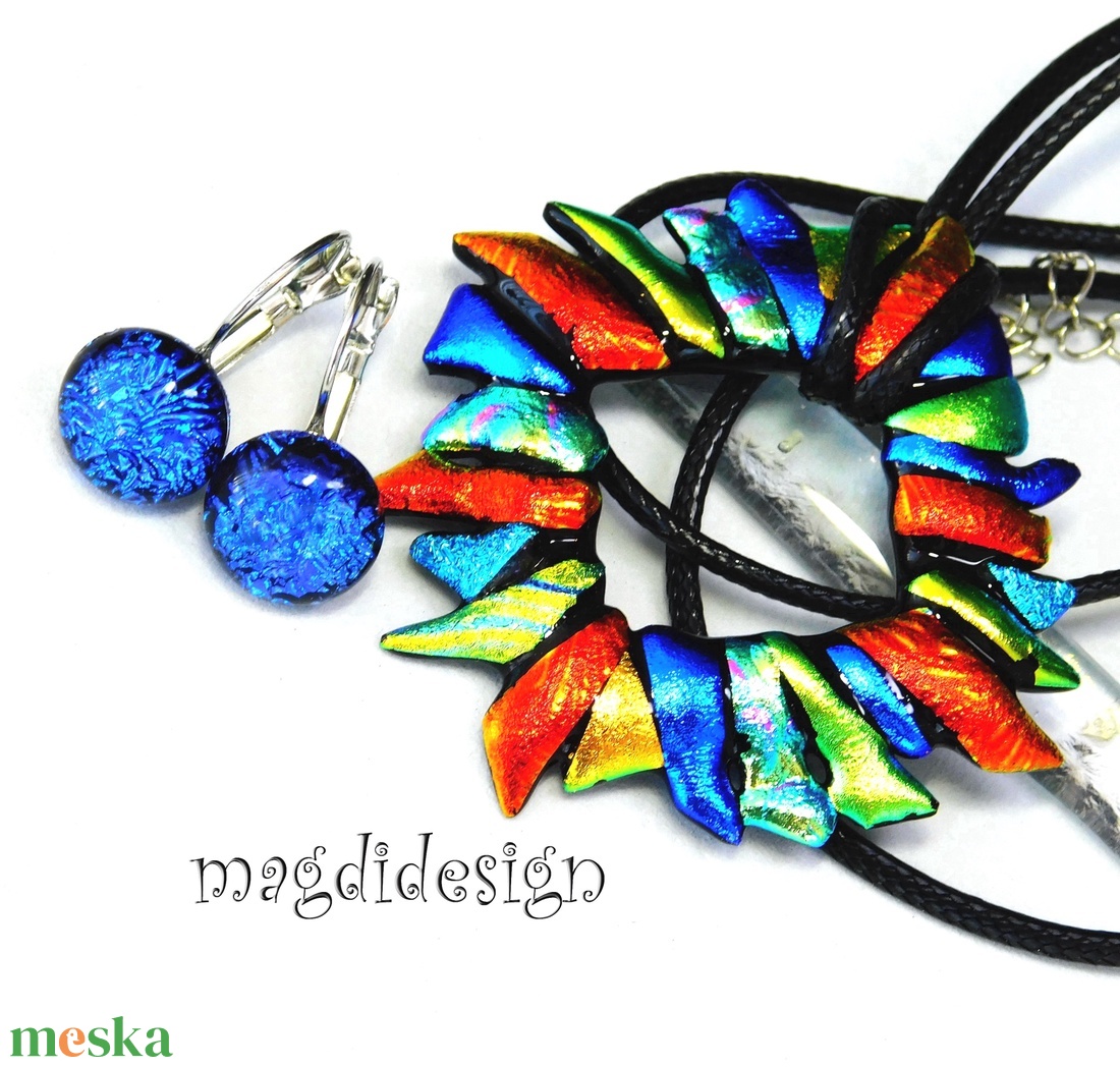 Csillogó dichroic üvegékszer szett nyaklánc kék kapcsos fülbevaló - ékszer - ékszerszett - Meska.hu Csillogó dichroic üvegékszer szett nyaklánc kék kapcsos fülbevaló - ékszer - ékszerszett - Meska.hu