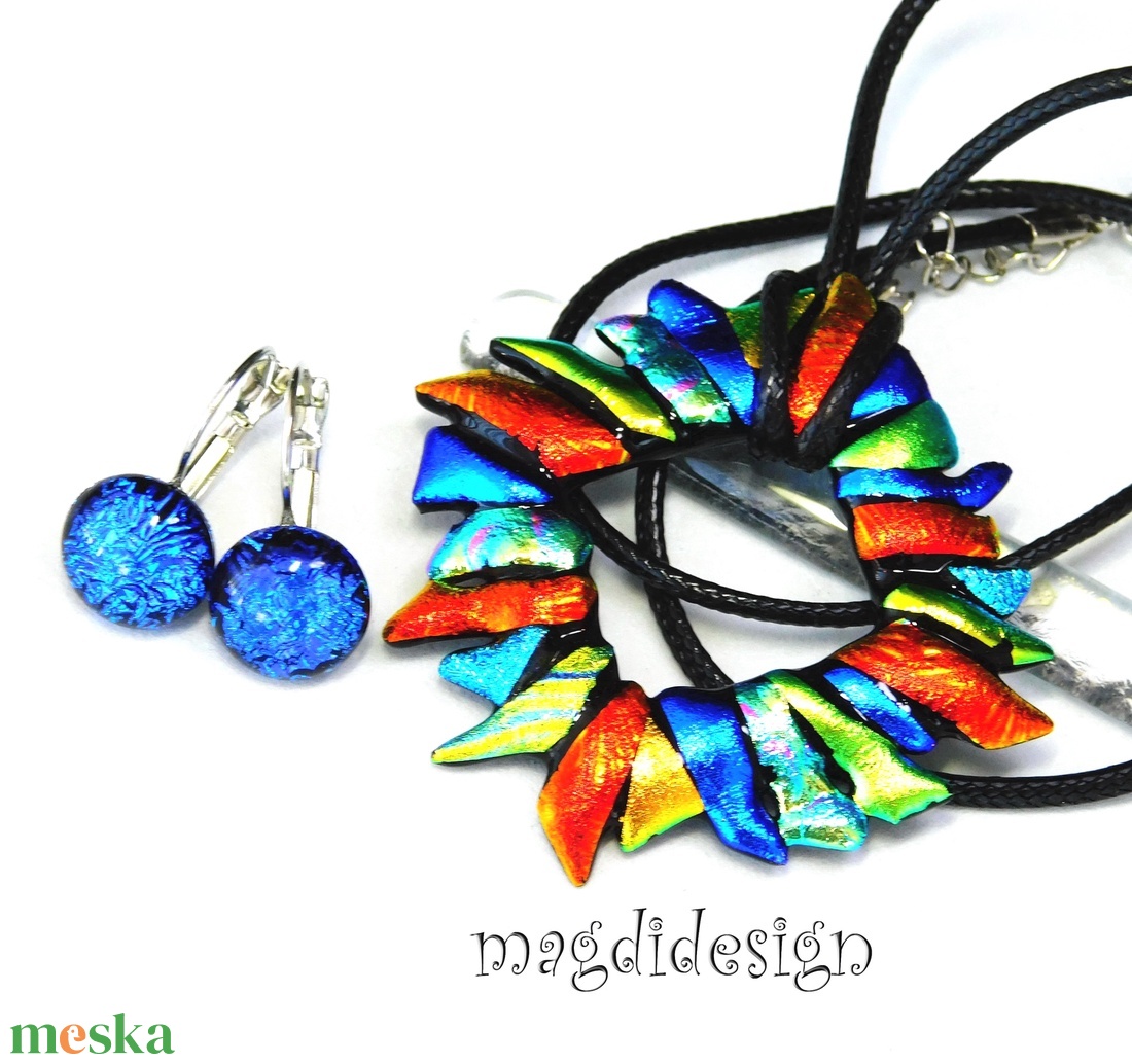 Csillogó dichroic üvegékszer szett nyaklánc kék kapcsos fülbevaló - ékszer - ékszerszett - Meska.hu Csillogó dichroic üvegékszer szett nyaklánc kék kapcsos fülbevaló - ékszer - ékszerszett - Meska.hu
