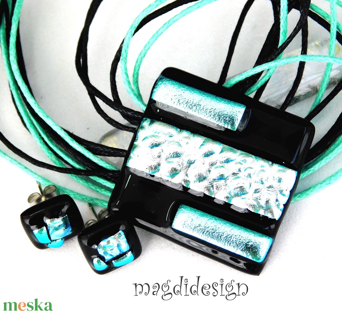 Fekete türkiz csíkos dichroic üvegékszer szett nyaklánc stiftes fülbevaló - ékszer - ékszerszett - Meska.hu Fekete türkiz csíkos dichroic üvegékszer szett nyaklánc stiftes fülbevaló - ékszer - ékszerszett - Meska.hu
