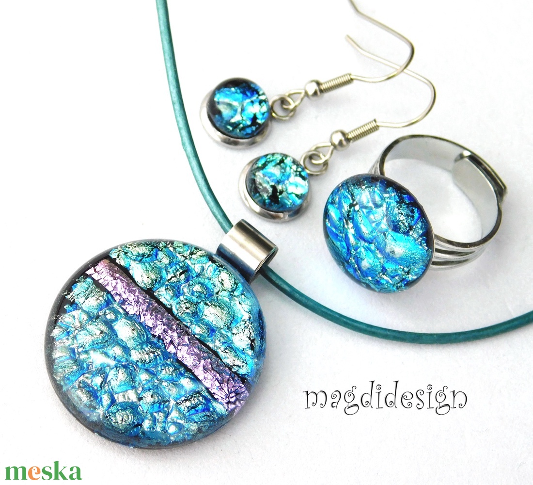 Ezüstös kék csíkos dichroic üvegékszer szett nyaklánc, gyűrű, lógóss fülbevaló - ékszer - ékszerszett - Meska.hu Ezüstös kék csíkos dichroic üvegékszer szett nyaklánc, gyűrű, lógóss fülbevaló - ékszer - ékszerszett - Meska.hu