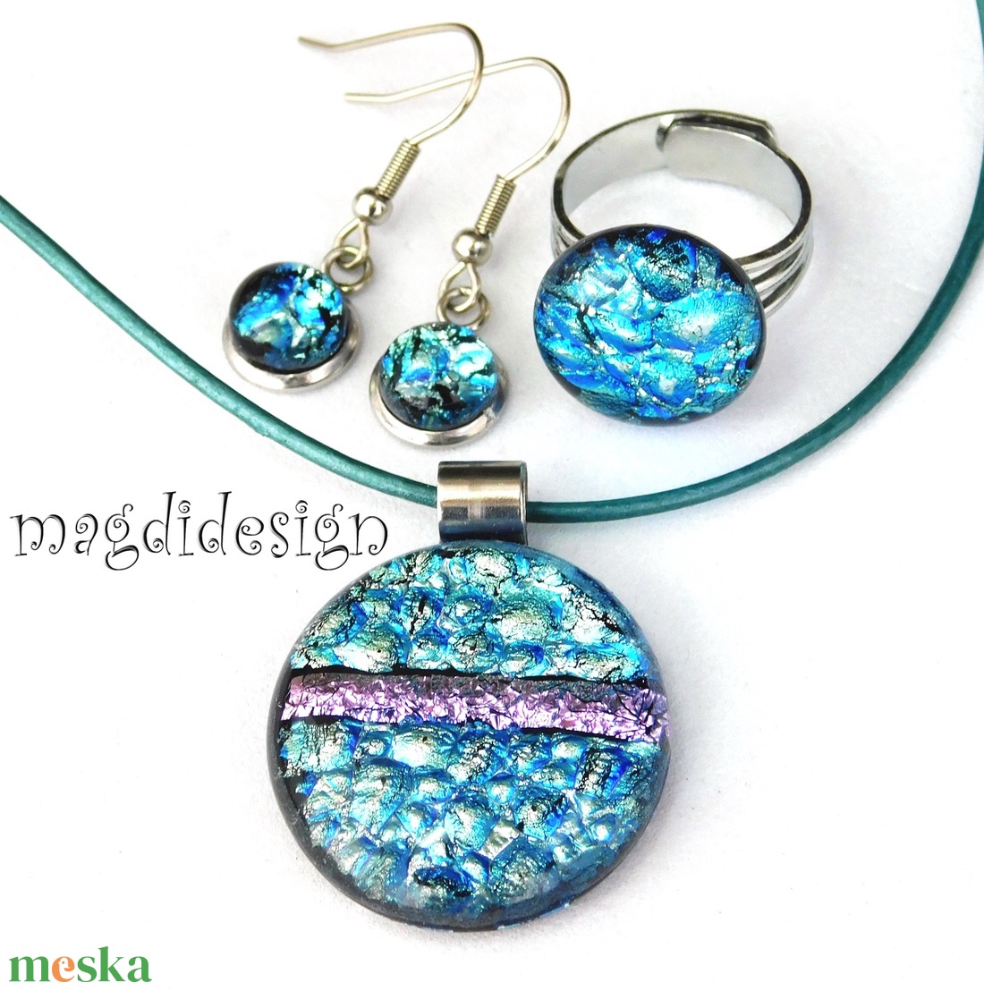 Ezüstös kék csíkos dichroic üvegékszer szett nyaklánc, gyűrű, lógóss fülbevaló - ékszer - ékszerszett - Meska.hu Ezüstös kék csíkos dichroic üvegékszer szett nyaklánc, gyűrű, lógóss fülbevaló - ékszer - ékszerszett - Meska.hu
