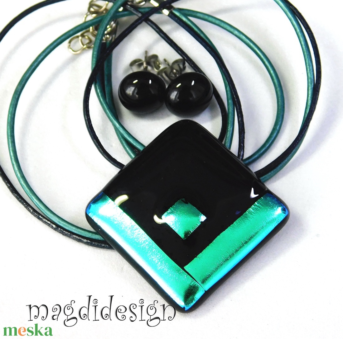 Fekete türkiz dichroic üvegékszer szett nyaklánc stiftes fülbevaló - ékszer - ékszerszett - Meska.hu Fekete türkiz dichroic üvegékszer szett nyaklánc stiftes fülbevaló - ékszer - ékszerszett - Meska.hu