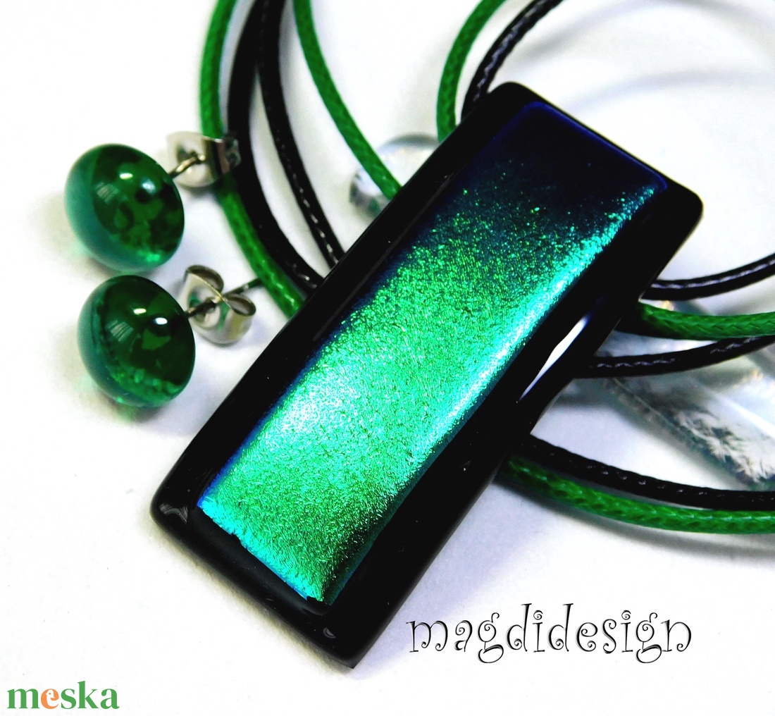 Türkiz-zöld színjáték dichroic üvegékszer szett pötty fülbevaló - ékszer - ékszerszett - Meska.hu Türkiz-zöld színjáték dichroic üvegékszer szett pötty fülbevaló - ékszer - ékszerszett - Meska.hu