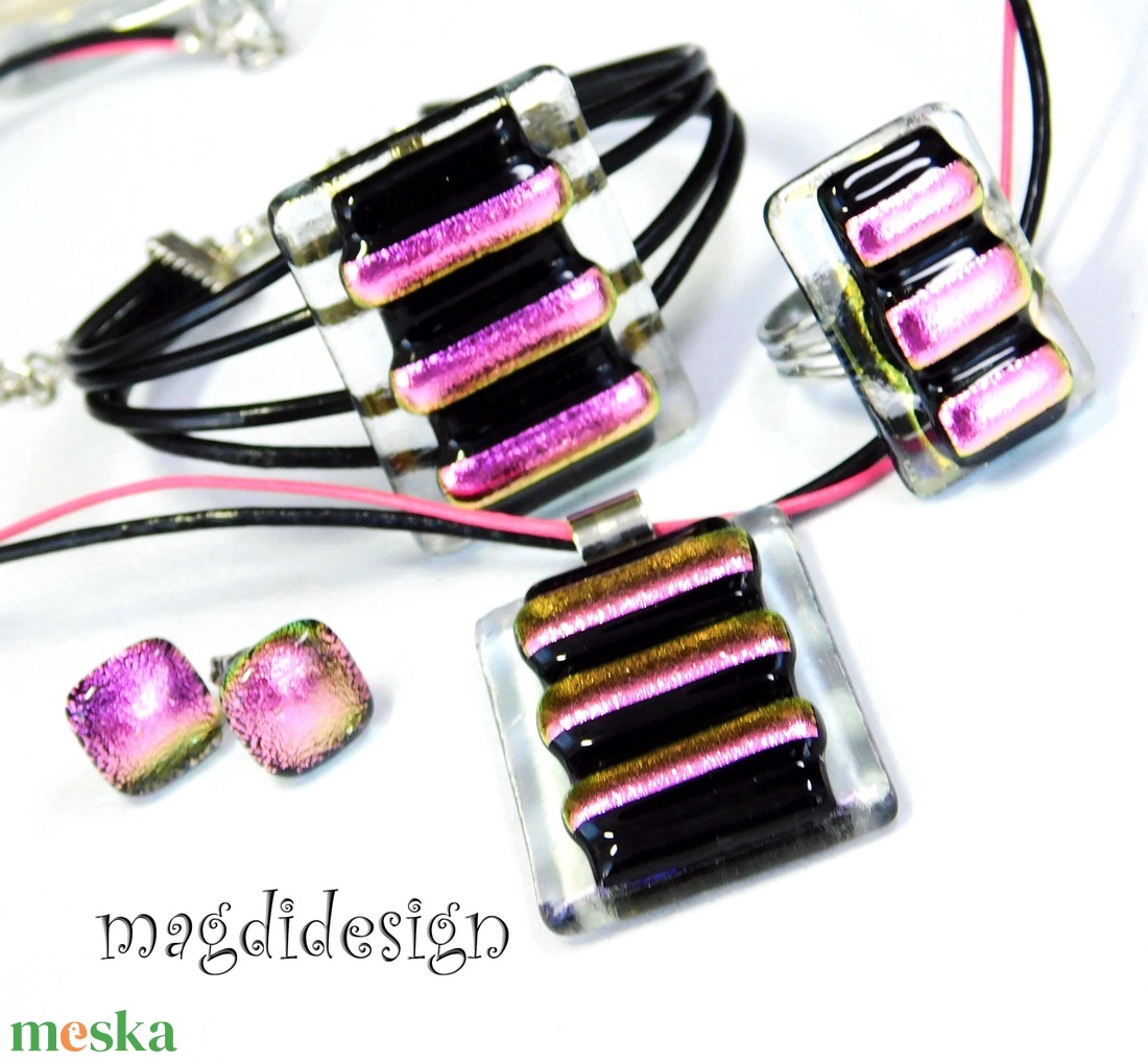 Csodás rózsaszín-fekete üvegékszer szett nyaklánc, karkötő, gyűrű,  stiftes fülbevaló - ékszer - ékszerszett - Meska.hu