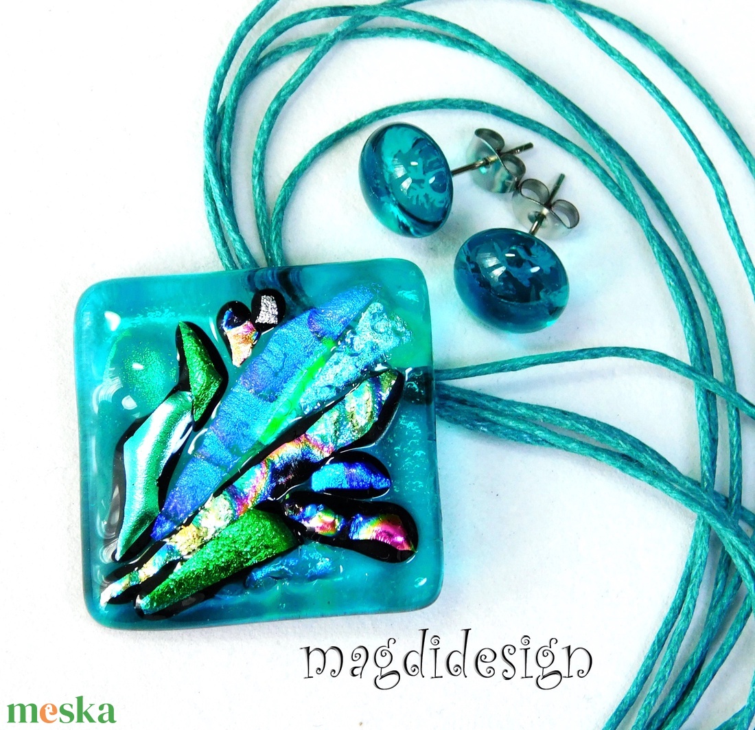 Szirmok türkizbenben dichroic üvegékszer szett nyaklánc stiftes fülbevaló - ékszer - ékszerszett - Meska.hu Szirmok türkizbenben dichroic üvegékszer szett nyaklánc stiftes fülbevaló - ékszer - ékszerszett - Meska.hu