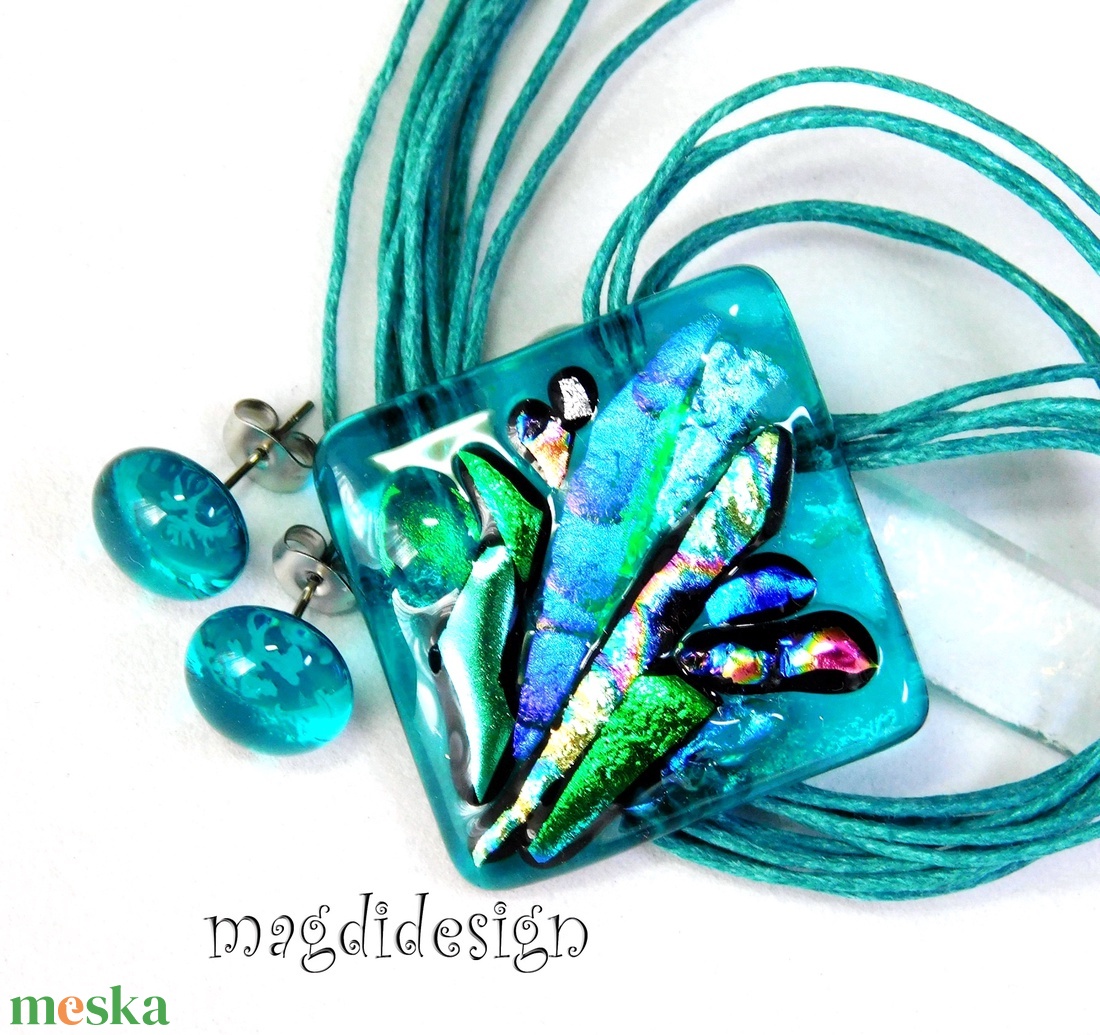 Szirmok türkizbenben dichroic üvegékszer szett nyaklánc stiftes fülbevaló - ékszer - ékszerszett - Meska.hu Szirmok türkizbenben dichroic üvegékszer szett nyaklánc stiftes fülbevaló - ékszer - ékszerszett - Meska.hu