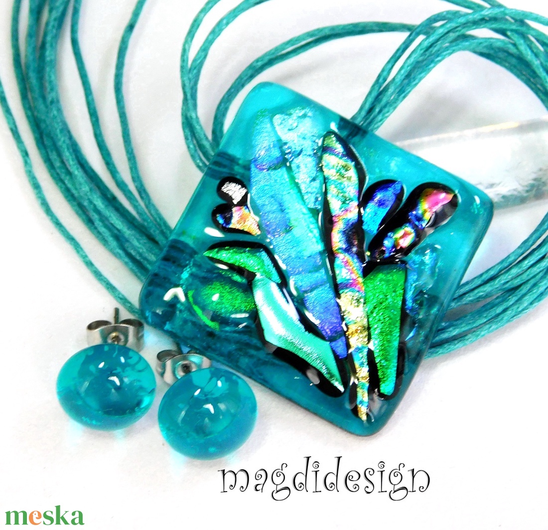 Szirmok türkizbenben dichroic üvegékszer szett nyaklánc stiftes fülbevaló - ékszer - ékszerszett - Meska.hu Szirmok türkizbenben dichroic üvegékszer szett nyaklánc stiftes fülbevaló - ékszer - ékszerszett - Meska.hu