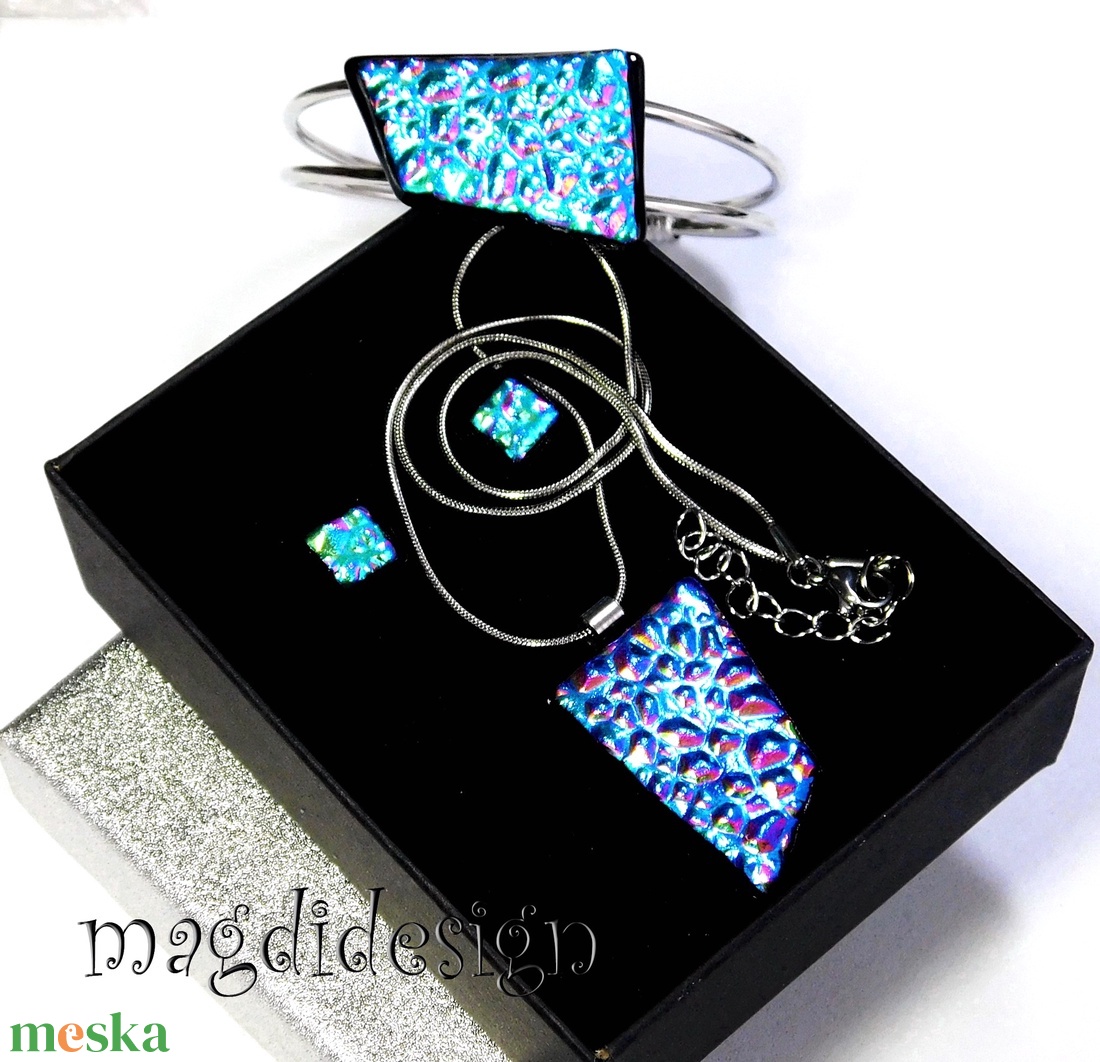 Színjátszó dichroic üvegékszer szett nyaklánc, karkötő,  stiftes fülbevaló  - ékszer - ékszerszett - Meska.hu
