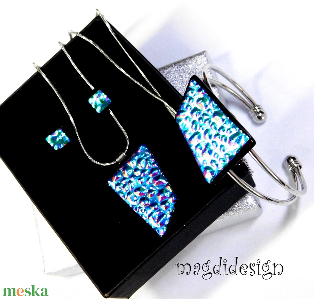 Színjátszó dichroic üvegékszer szett nyaklánc, karkötő,  stiftes fülbevaló  - ékszer - ékszerszett - Meska.hu