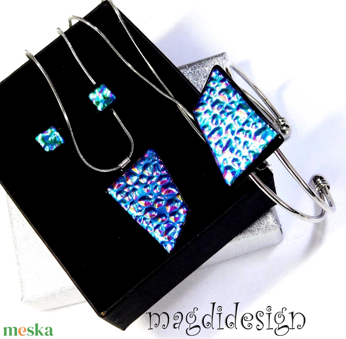 Színjátszó dichroic üvegékszer szett nyaklánc, karkötő,  stiftes fülbevaló  - ékszer - ékszerszett - Meska.hu
