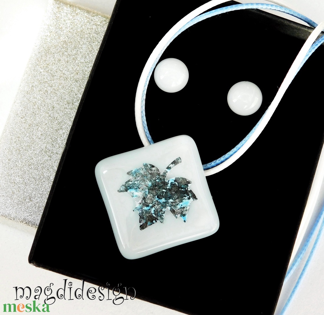 Zizegő levél fehérben üvegékszer szett, nyaklánc, stiftes fülbevaló - ékszer - ékszerszett - Meska.hu