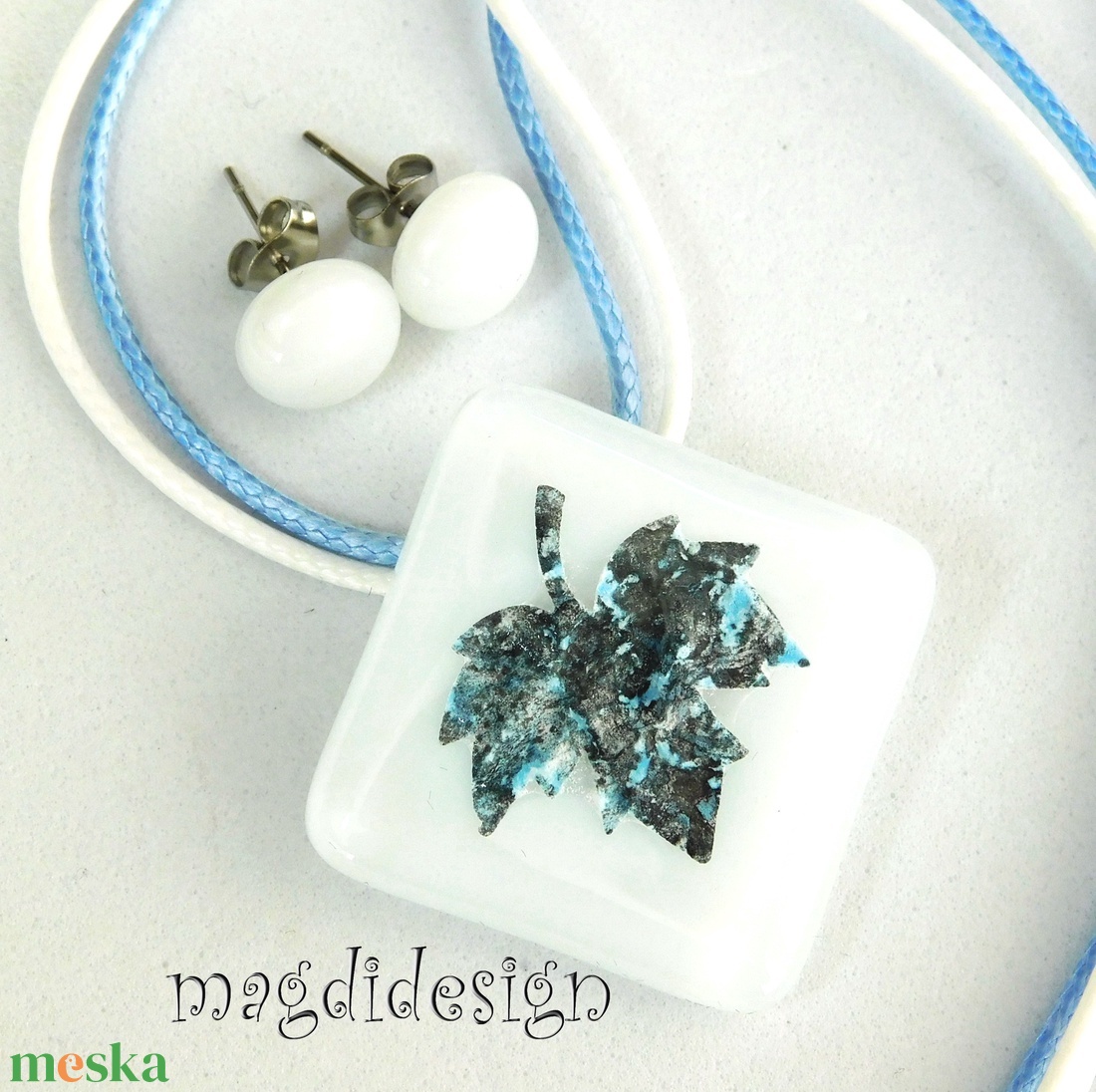 Zizegő levél fehérben üvegékszer szett, nyaklánc, stiftes fülbevaló - ékszer - ékszerszett - Meska.hu