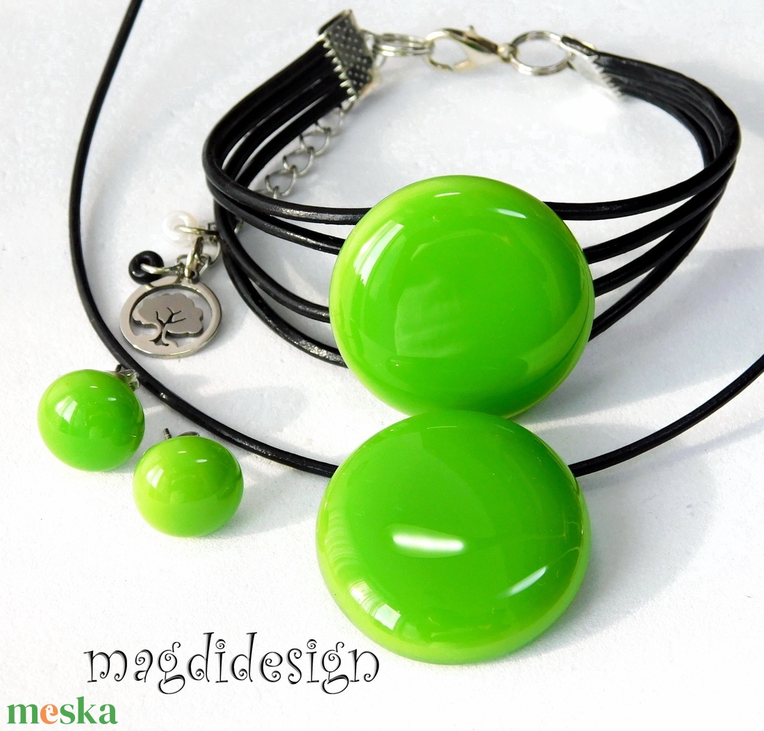 Zöld villanás üvegékszer karkötő - ékszer - karkötő - karkötő medállal - Meska.hu