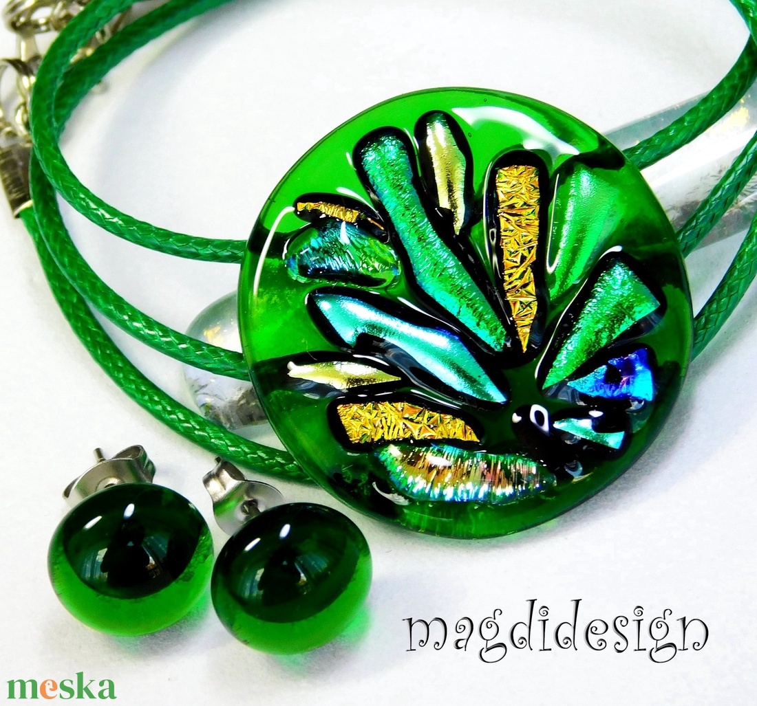 Hulló virágszirmok zöldben üvegékszer szett nyaklánc stiftes fülbevaló 1 - ékszer - ékszerszett - Meska.hu
