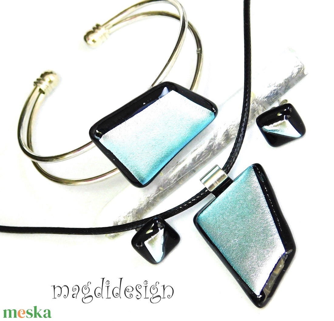 Ezüst dichroic üvegékszer szett nyaklánc, karkötő, stiftes fülbevaló  - ékszer - ékszerszett - Meska.hu