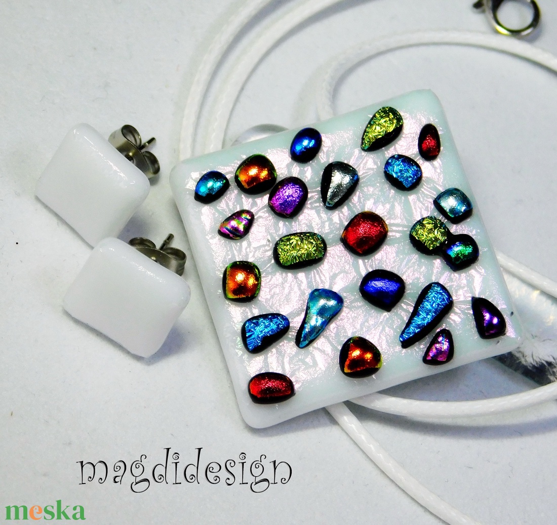 Színes dichroic kavicsok fehéren üvegékszer szett nyaklánc fülbevaló  - ékszer - ékszerszett - Meska.hu