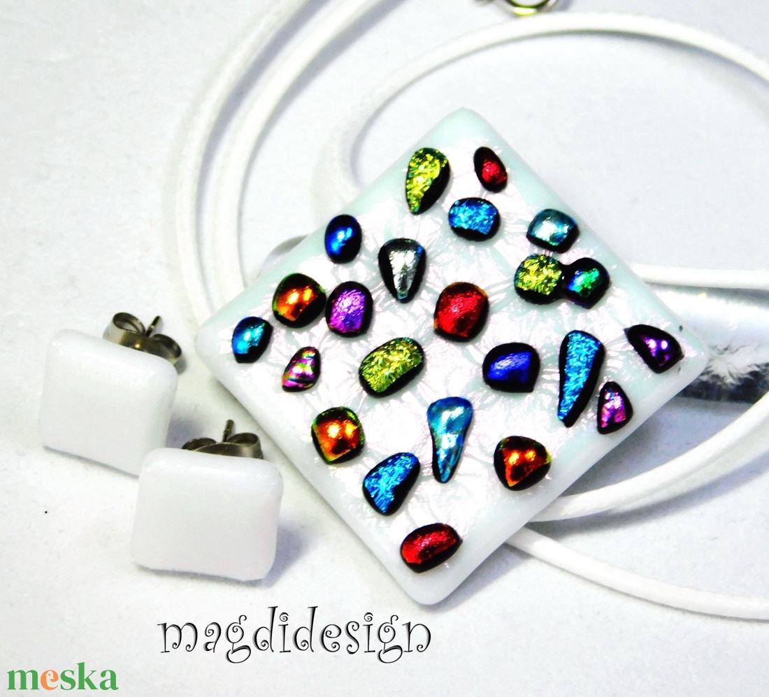 Színes dichroic kavicsok fehéren üvegékszer szett nyaklánc fülbevaló  - ékszer - ékszerszett - Meska.hu