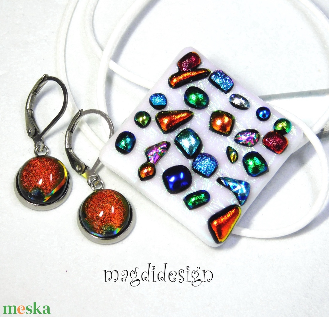 Színes dichroic kavicsok fehéren üvegékszer szett nyaklánc kapcsos fülbevaló  - ékszer - ékszerszett - Meska.hu