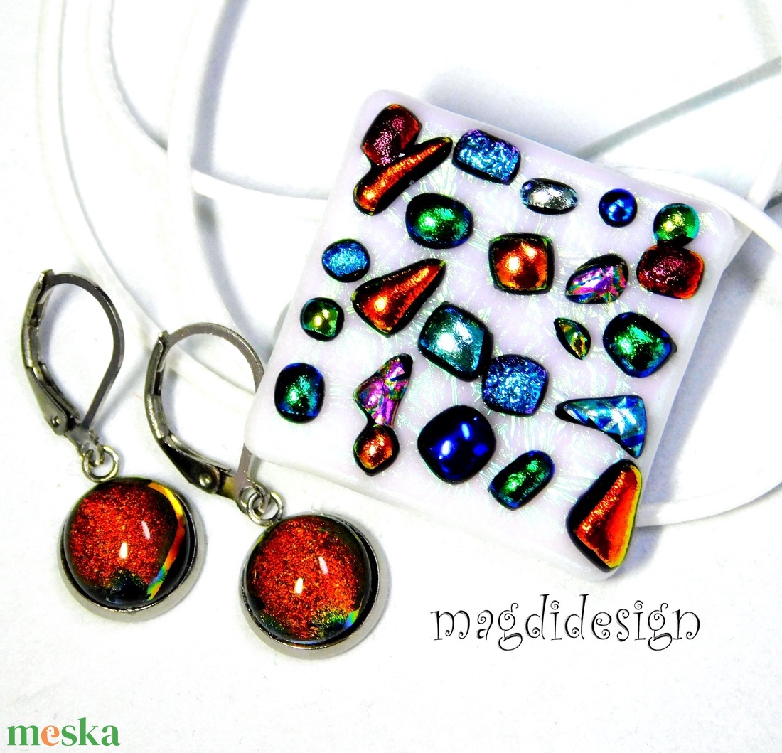 Színes dichroic kavicsok fehéren üvegékszer szett nyaklánc kapcsos fülbevaló  - ékszer - ékszerszett - Meska.hu