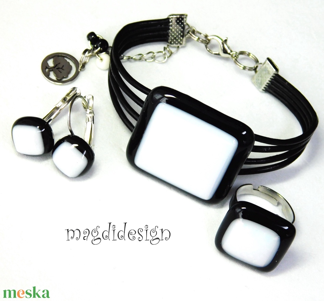 Fekete fehér kocka üvegékszer szett, karkötő, gyűrű, kapcsos fülbevaló - ékszer - ékszerszett - Meska.hu