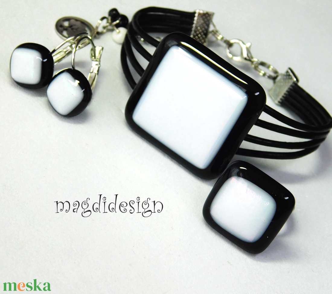 Fekete fehér kocka üvegékszer szett, karkötő, gyűrű, kapcsos fülbevaló - ékszer - ékszerszett - Meska.hu