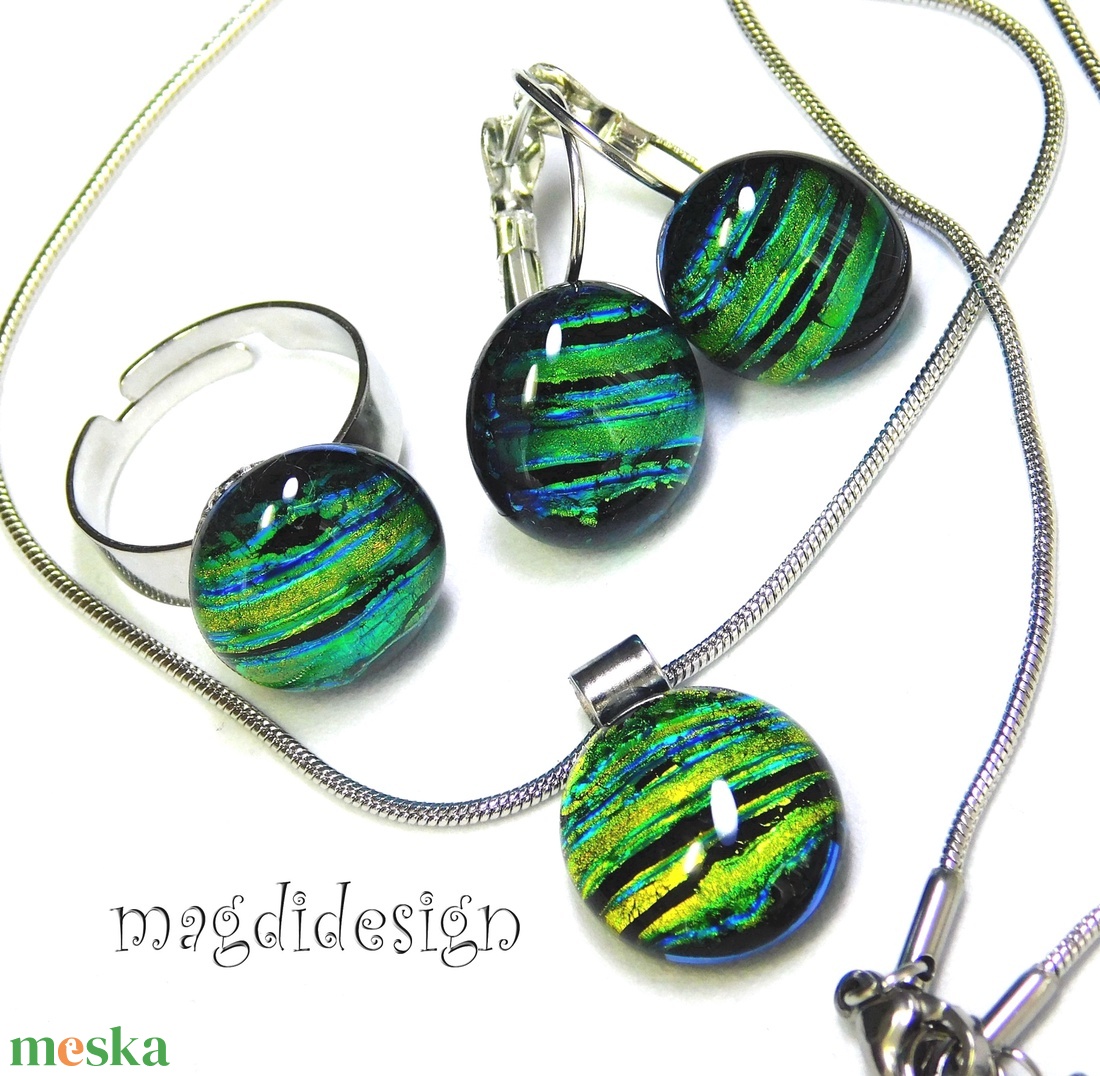 Zöld-arany csíkos dichroic üvegékszer szett nyaklánc, gyűrű, kapcsos fülbevaló  - ékszer - ékszerszett - Meska.hu