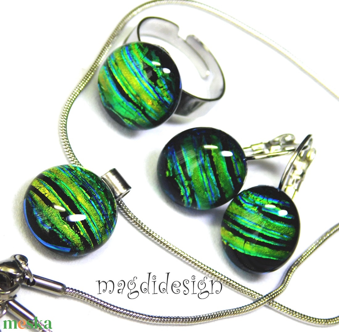 Zöld-arany csíkos dichroic üvegékszer szett nyaklánc, gyűrű, kapcsos fülbevaló  - ékszer - ékszerszett - Meska.hu