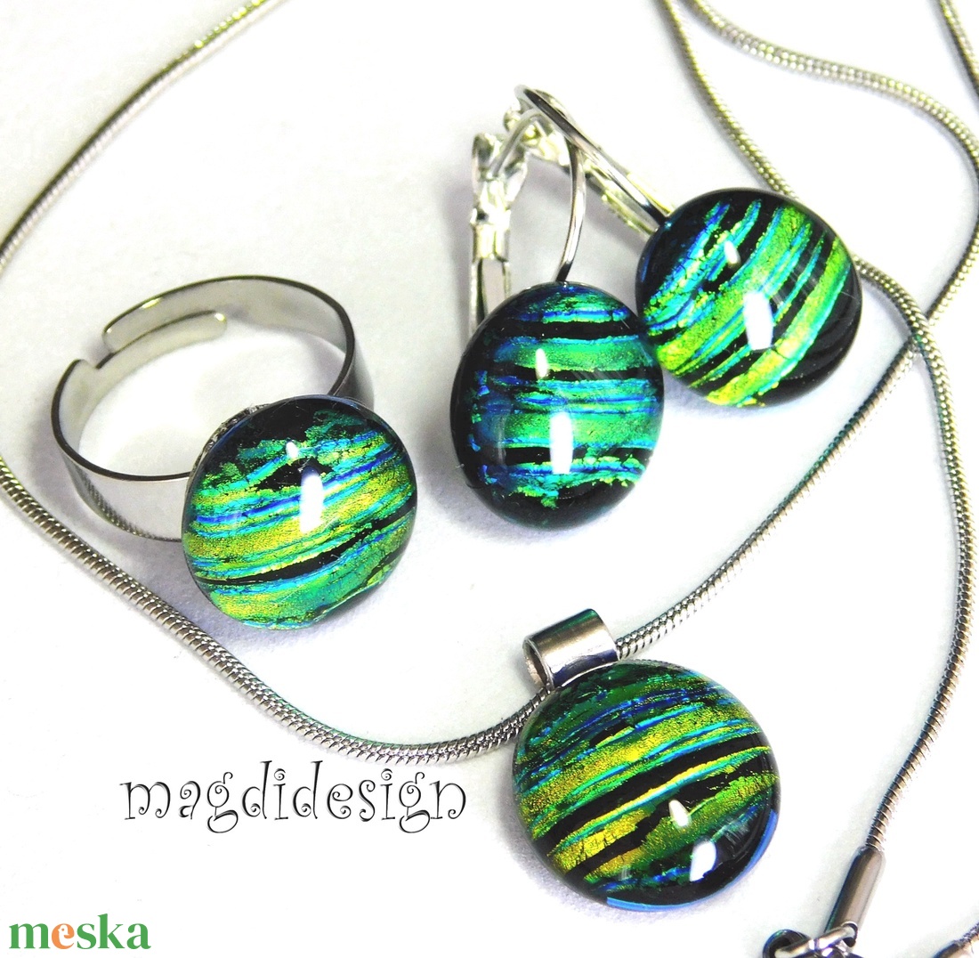 Zöld-arany csíkos dichroic üvegékszer szett nyaklánc, gyűrű, kapcsos fülbevaló  - ékszer - ékszerszett - Meska.hu