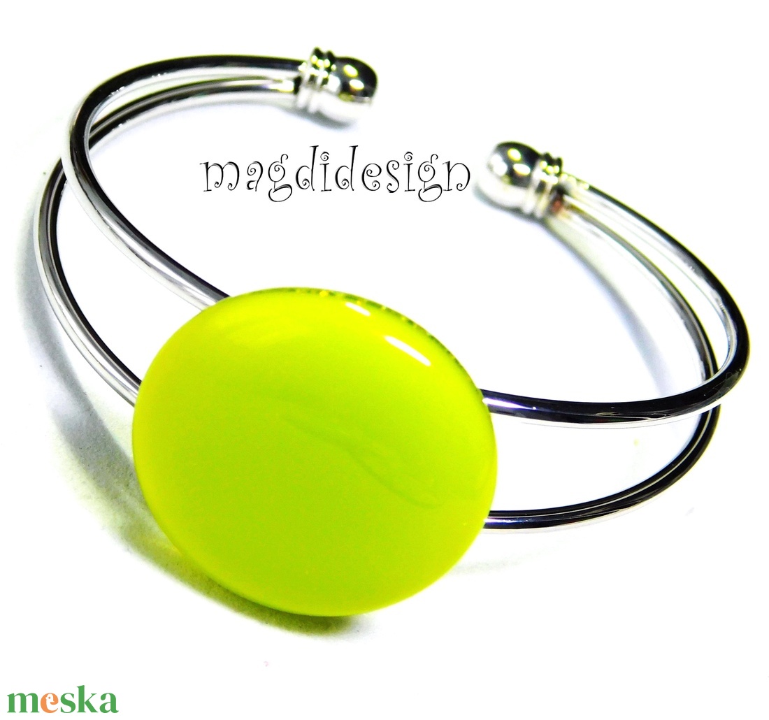   Élénk neonzöld üvegékszer karkötő - ékszer - karkötő - karkötő medállal - Meska.hu