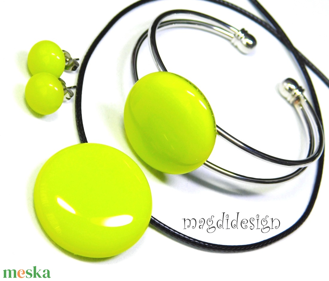   Élénk neonzöld üvegékszer karkötő - ékszer - karkötő - karkötő medállal - Meska.hu