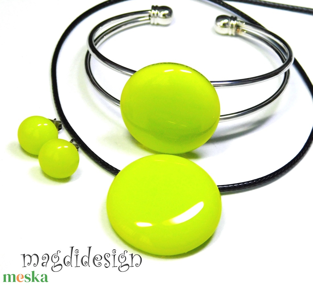   Élénk neonzöld üvegékszer karkötő - ékszer - karkötő - karkötő medállal - Meska.hu
