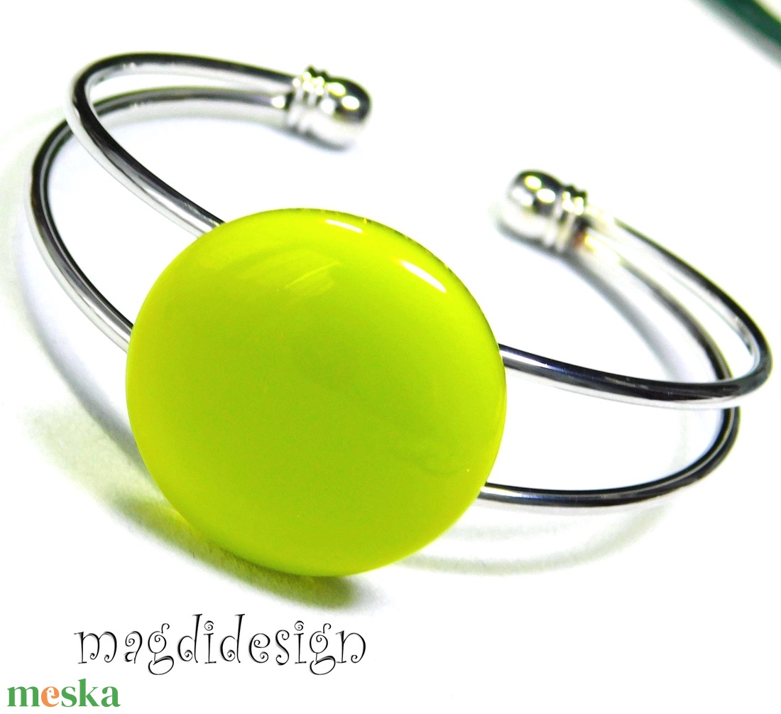   Élénk neonzöld üvegékszer karkötő - ékszer - karkötő - karkötő medállal - Meska.hu