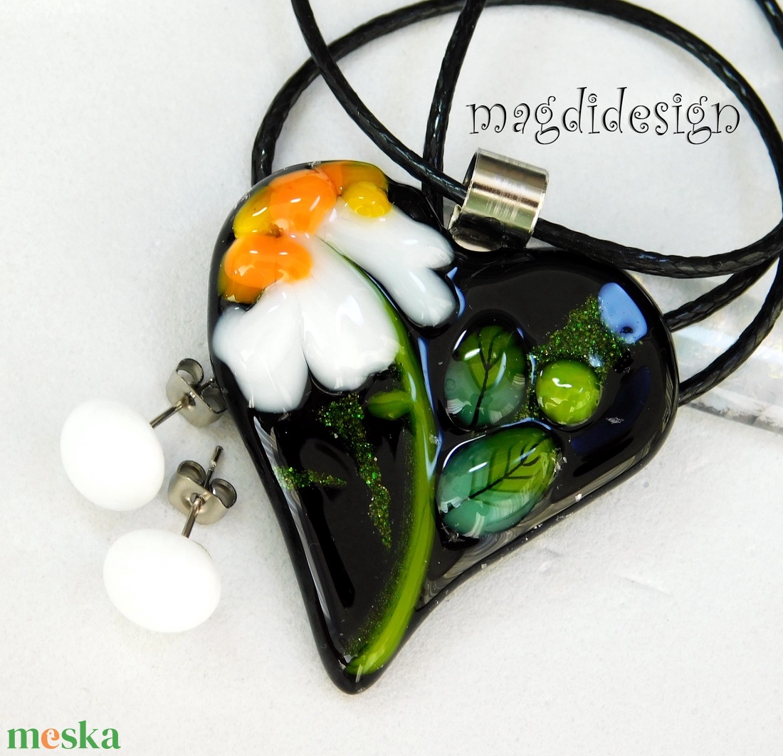 Fekete fehér virágos szív üvegékszer szett, nyaklánc, pötty fülbevaló  - ékszer - ékszerszett - Meska.hu