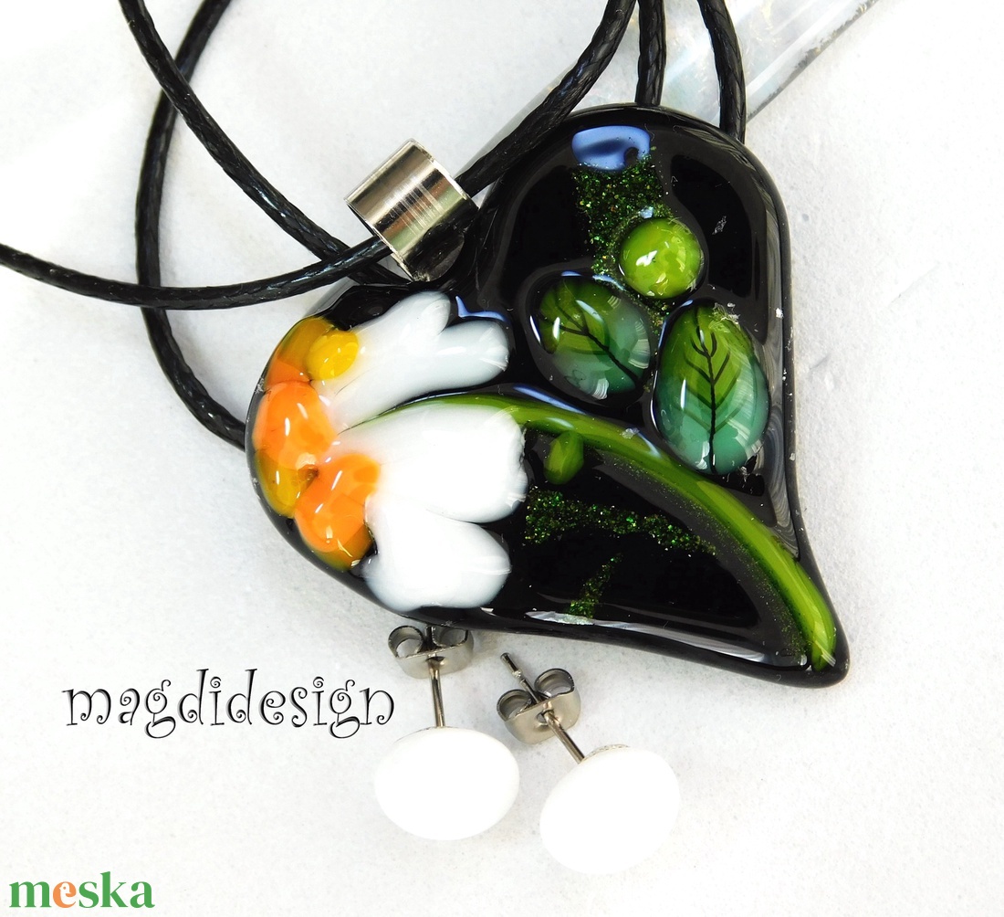 Fekete fehér virágos szív üvegékszer szett, nyaklánc, pötty fülbevaló  - ékszer - ékszerszett - Meska.hu