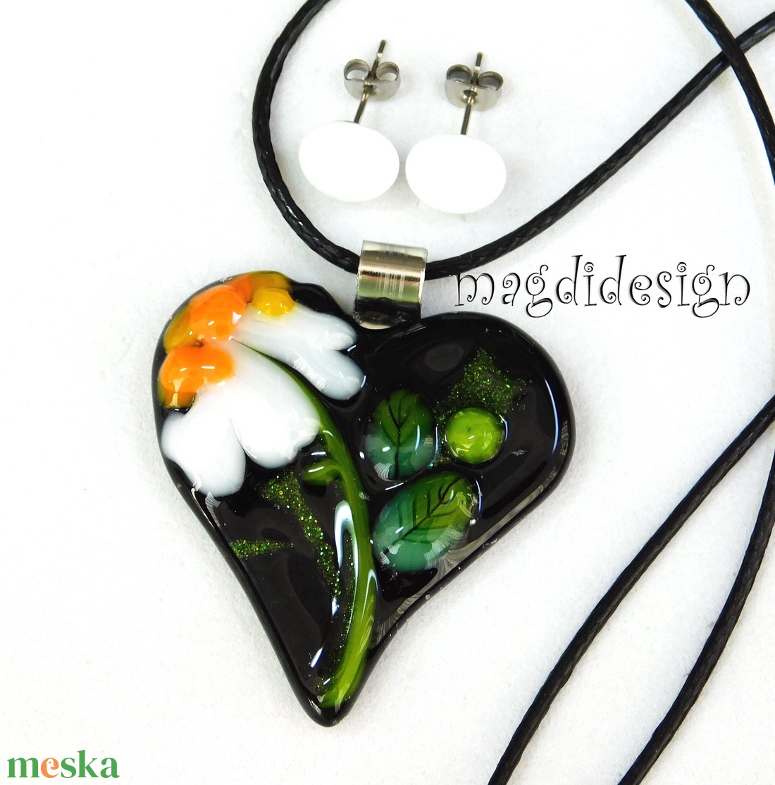 Fekete fehér virágos szív üvegékszer szett, nyaklánc, pötty fülbevaló  - ékszer - ékszerszett - Meska.hu