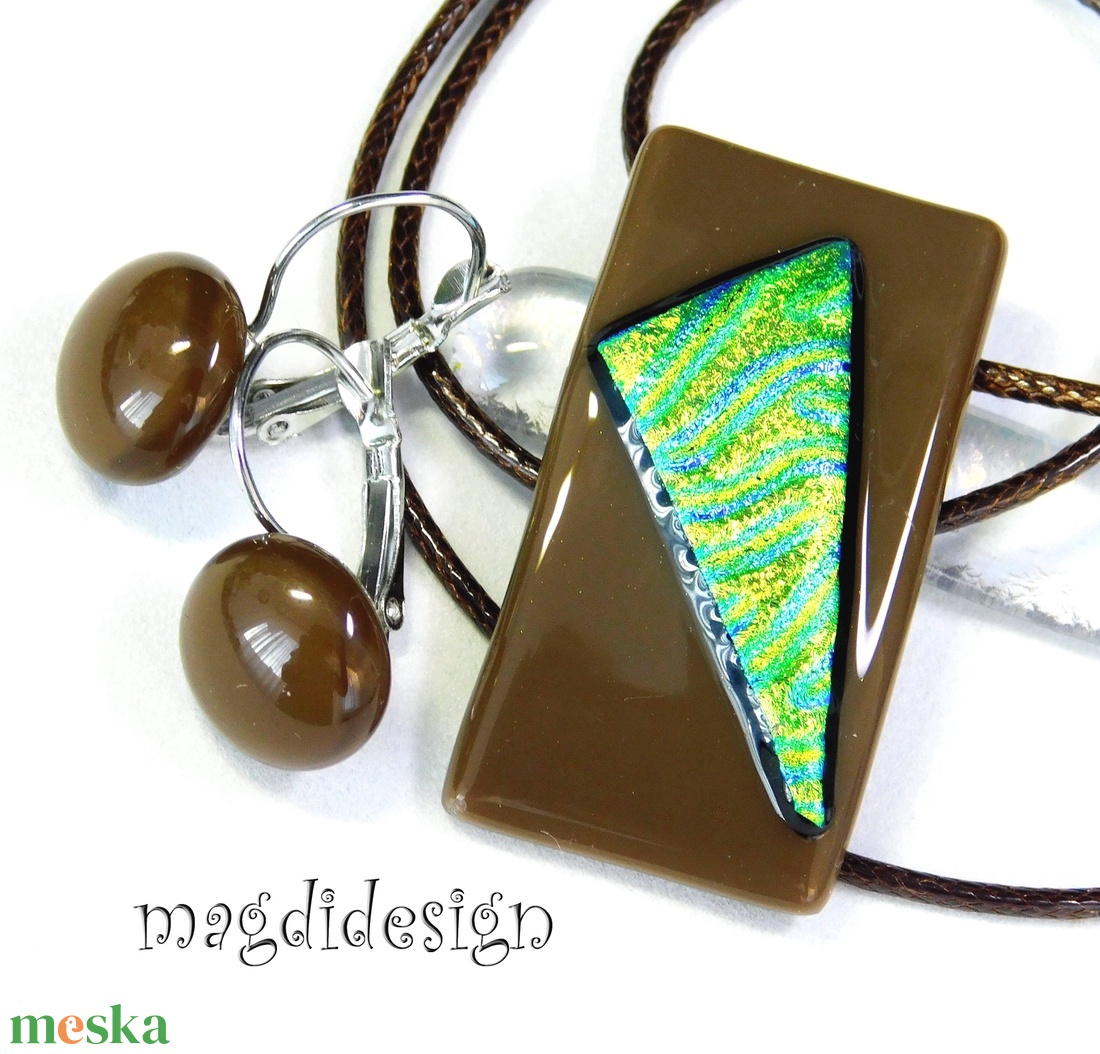 Arany-zöld áramlás barnán dichroic üvegékszer szett kapcsos fülbevaló - ékszer - ékszerszett - Meska.hu