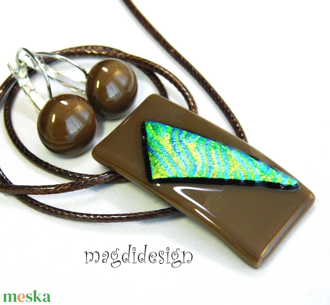 Arany-zöld áramlás barnán dichroic üvegékszer szett kapcsos fülbevaló - ékszer - ékszerszett - Meska.hu