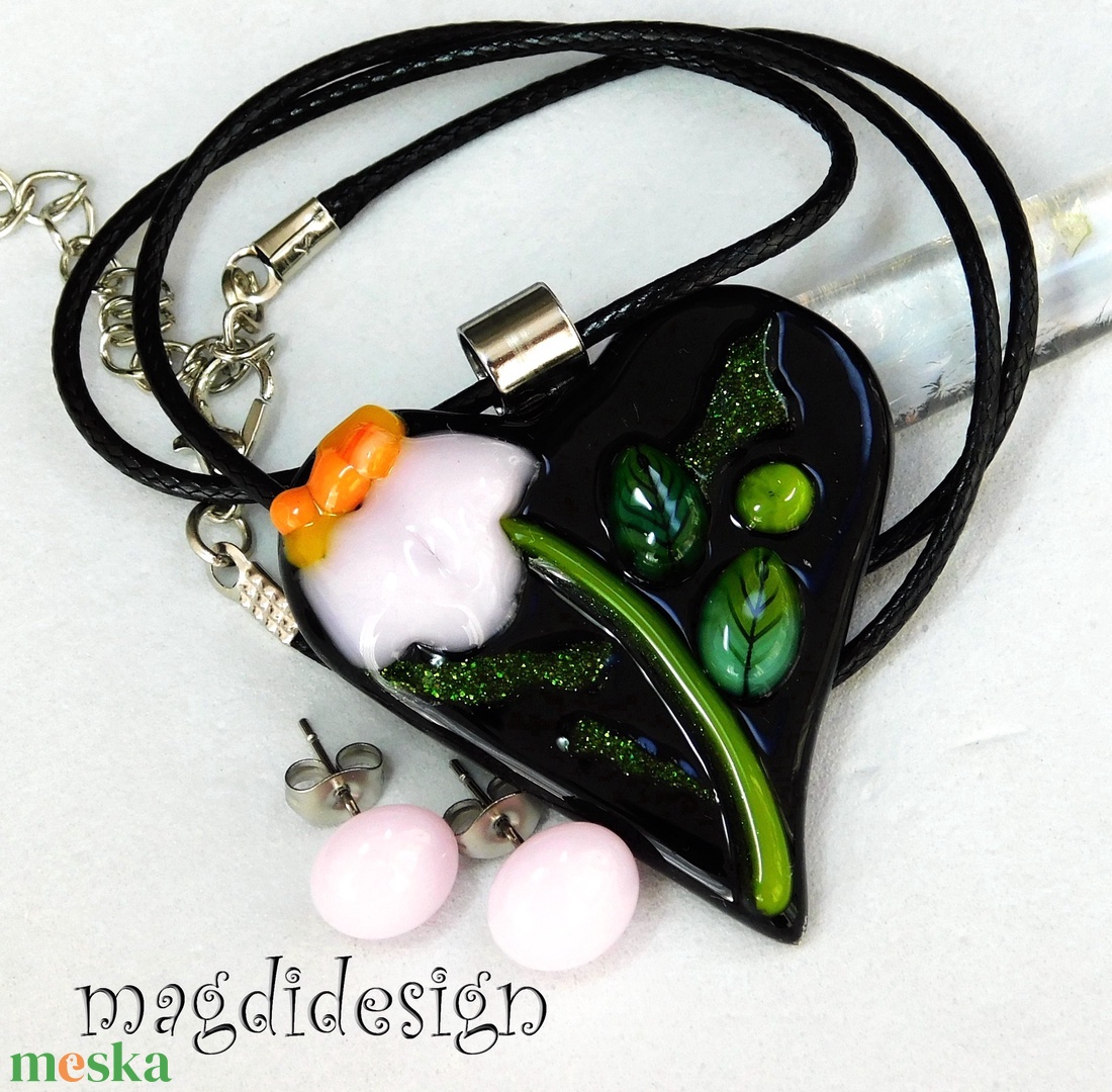 Fekete rózsaszín virágos szív üvegékszer szett, nyaklánc, pötty fülbevaló  - ékszer - ékszerszett - Meska.hu